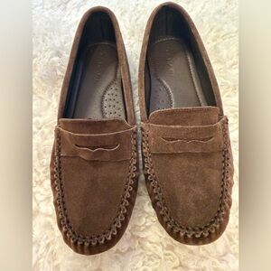 Tahari Brown Suede Loafers NWOT, 9